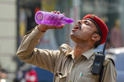 Lucknow A policeman drinks water on a hot summer day, in Lucknow, Wednesday, May 22, 2024. (PTI PhotoNand Kumar) (