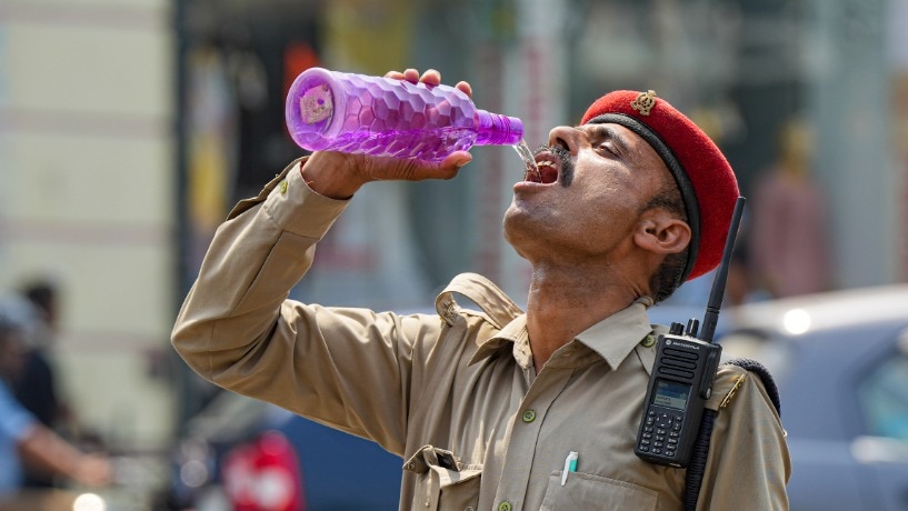 Lucknow A policeman drinks water on a hot summer day, in Lucknow, Wednesday, May 22, 2024. (PTI PhotoNand Kumar) (