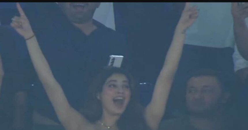 Open hair... Sridevi's daughter reached the stadium wearing a dress of the World Cup trophy, became a fan of Kohli's fielding