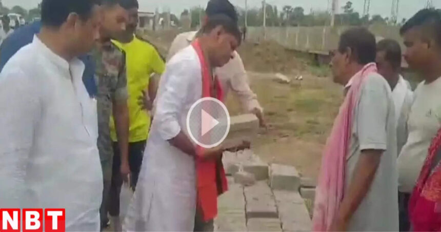 Bihar News, Why are bridges falling in Bihar? Just one brick revealed the secret! When touched, it turned out to be 'dust', watch the video - bihar bridge collapse reason minister surendra mehta took brick and one part came in hand as dust