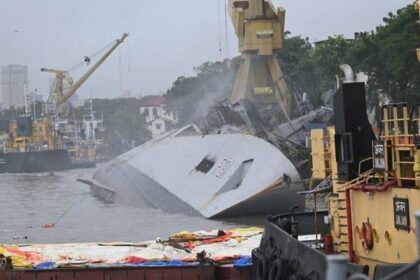 Indian Navy: Major damage due to massive fire on INS Brahmaputra, Navy chief informed Defense Minister about the accident - Amar Ujala