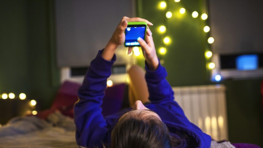 Tweens, screens and sleep: How parents can help kids get their zzzzz's : Shots