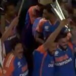 VIDEO: Rohit-Virat's bromance was seen in the victory parade, waved the trophy together in an open bus, video went viral