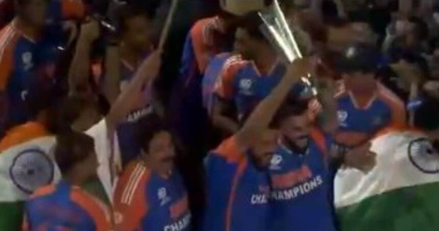 VIDEO: Rohit-Virat's bromance was seen in the victory parade, waved the trophy together in an open bus, video went viral