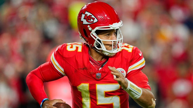 Chiefs QB injures ankle, then throws TD